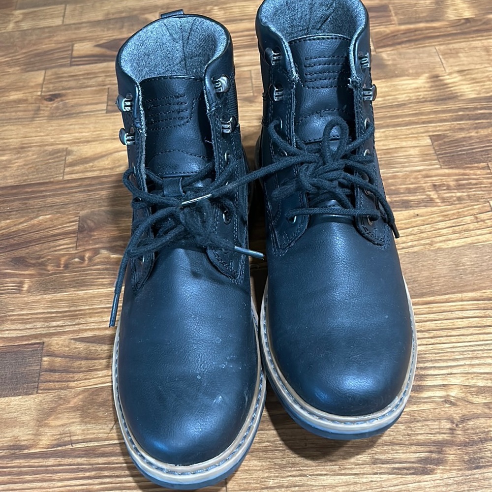 George black lace up style boots.  Lug sole.  Men’s size 7.  Great condition.